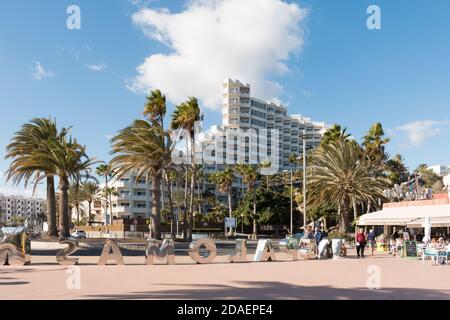 Una splendida vista dalla spiaggia di Playa del Ingles a Maspalomas, Gran Canaria, Spagna. Tempo soleggiato. Foto Stock