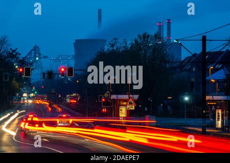 Acciaierie, Hüttenwerke Krupp Mannesmann, HKM, altiforni, torre di raffreddamento, a Duisburg-Hüttenheim, vista su Ehinger Strasse, NRW, Germania Foto Stock