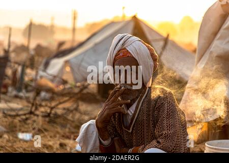 ritratto di un uomo rajasthani fumando bidi in abito tradizionale a pushkar festival rajasthan. Foto Stock