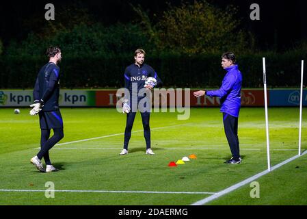 ZEIST, 09-11-2020 , Sportcentrum KNVB, Trainingscentrum KNVB in Zeist, stagione della Lega delle Nazioni 2020-2021. Formazione nazionale olandese. Il portiere olandese Tim Krul (C) e Keeperstrainer Patrick Lodewijks (R) durante l'allenamento. Foto Stock