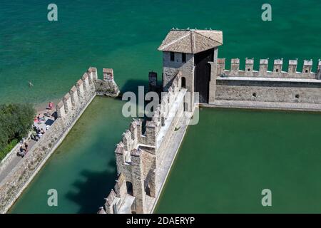 Geografia / viaggio, Italia, Lombardia, vista sul castello Castello Scaligero verso il vecchio porto con esterno, diritti aggiuntivi-clearance-Info-non-disponibile Foto Stock