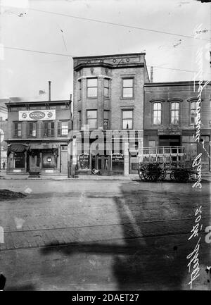 Vista esterna della banca di Modestino Mastrogiovanni al 108 West 20th Street nella vicina area della comunità di South Side di Chicago, Illinois. Foto Stock