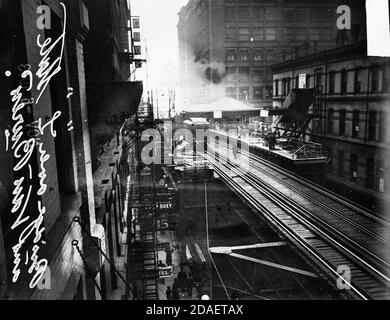 Ponte pedonale sui binari presso la stazione ferroviaria sopraelevata a South state e Van Buren Streets, Chicago, Illinois. Foto Stock