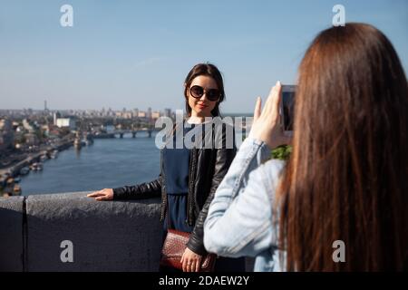 KIEV, UCRAINA - 05 maggio 2017: La gente si rilassa e scatta le foto sulla piattaforma di osservazione a Kiev. Vista dalla piattaforma di osservazione amicizia dei popoli Foto Stock