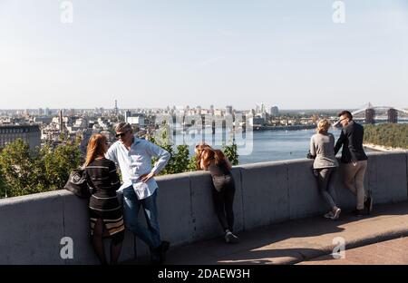 KIEV, UCRAINA - 05 maggio 2017: La gente si rilassa e scatta le foto sulla piattaforma di osservazione a Kiev. Vista dalla piattaforma di osservazione amicizia dei popoli Foto Stock