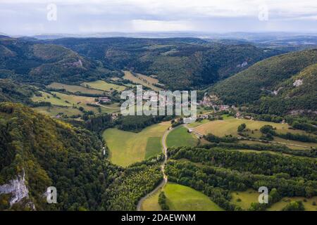 Nans-Sous-Sainte-Anne, Francia, 3 agosto 2020 - vista aerea del villaggio nel Doubs di Nans-Sous-Sainte-Anne. Vicino alla sorgente Lison Foto Stock