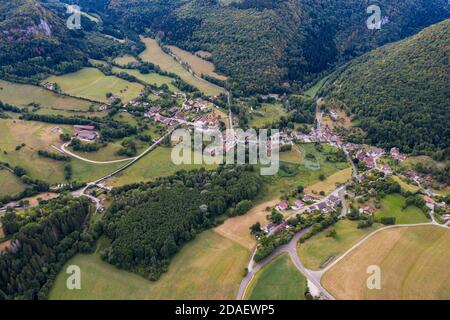 Nans-Sous-Sainte-Anne, Francia, 3 agosto 2020 - vista aerea del villaggio nel Doubs di Nans-Sous-Sainte-Anne. Vicino alla sorgente Lison Foto Stock