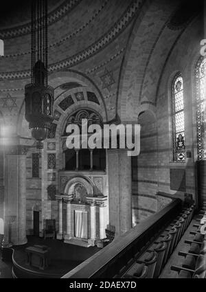 Auditorium dal balcone al Tempio di Isaiah, architetto Alfred Alschuler, a Hyde Park Boulevard e Woodlawn Avenue, Chicago, Illinois, circa 1923-1936. Foto Stock