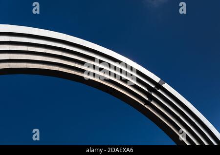 Crack nell'arco dell'amicizia dei popoli a Kiev. Crepa disegnata artificialmente che rappresenta l'aggressione della Russia contro l'Ucraina Foto Stock