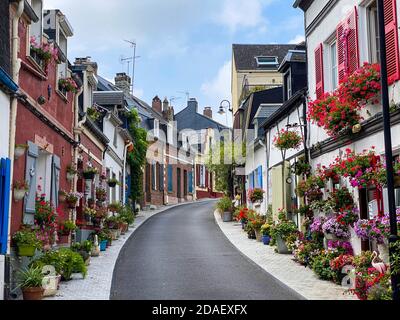 Saint-Valery-sur-Somme, Francia, 15 agosto 2020 - bella fiorita strada tradizionale Saint-Valery-sur-Somme. Foto Stock