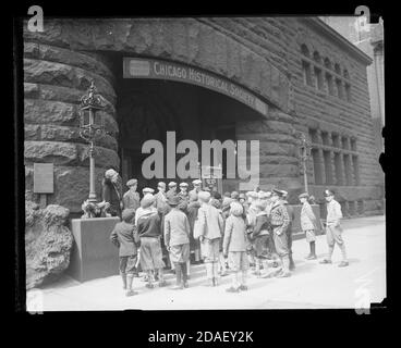 Gruppo di bambini fuori dall'ingresso della Chicago Historical Society, situata a Dearborn e Ontario Streets, Chicago, Illinois, circa 1920. Foto Stock