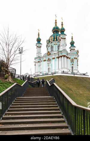 Il barista crea un cocktail nella sala pubblica Foto Stock