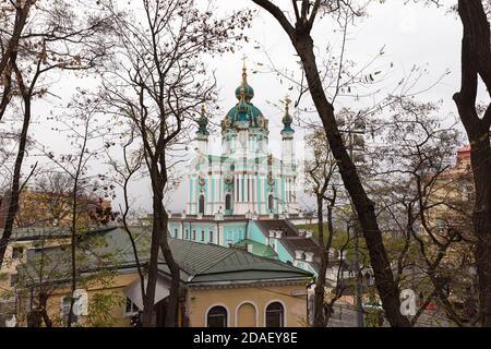 Kiev, Ucraina - 16 novembre 2019: Famose strade storiche di Kiev – discesa Andreevsky. Chiesa di Sant'Andrea sulla discesa di Andreevskij a Kiev Foto Stock