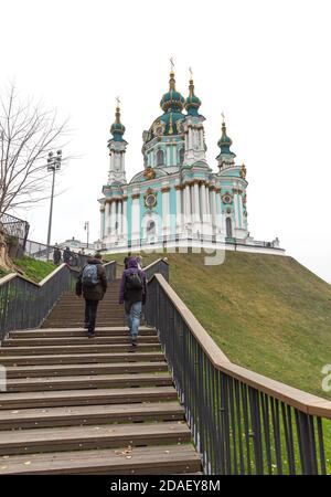 Kiev, Ucraina - 16 novembre 2019: Famose strade storiche di Kiev – discesa Andreevsky. Chiesa di Sant'Andrea sulla discesa di Andreevskij a Kiev Foto Stock
