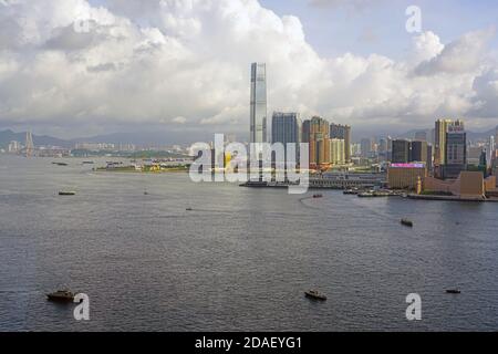 HONG KONG -29 GIU 2019- Vista di un giorno del Porto Victoria a Hong Kong sotto il cielo nuvoloso scuro. Foto Stock