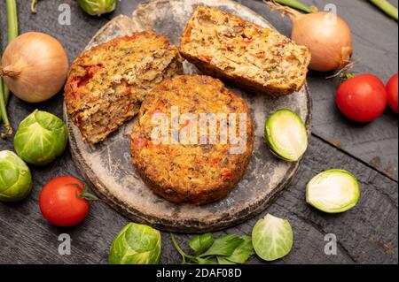 Hamburger vegetariani freschi a base di verdure, fagioli e legumi, gustosi piatti vegani da vicino Foto Stock