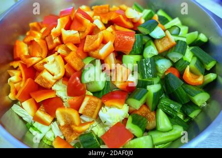 Insalata di verdure fresche tagliate grossolanamente in un piatto grande. Vista dall'alto Foto Stock