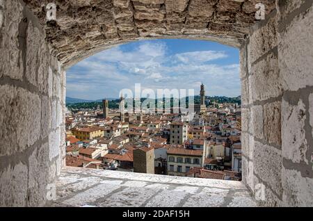 Finestra in pietra con vista sul centro di Firenze Foto Stock