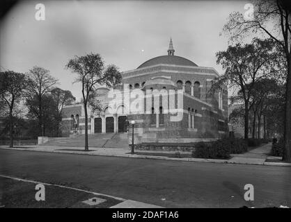 Elevazione da sud-ovest del Tempio di Isaiah, Hyde Park Boulevard e Woodlawn Avenue, a Chicago, Illinois, circa 1923-1936. Foto Stock