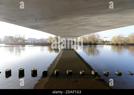 Rostock, Germania. 12 Nov 2020. La parte centrale del Ponte di Vorpommern si riflette nel Warnow. Costruita nel 1983-86, questa struttura, una strada di accesso principale alla città anseatica, si piega sempre più. Se i valori di deformazione degli ultimi 10 anni vengono presi come base, il ponte ha una durata utile residua di tre o sei anni. La costruzione di sostituzione deve quindi essere completata prima di quanto previsto in precedenza. Credit: Bernd Wüstneck/dpa-Zentralbild/dpa/Alamy Live News Foto Stock