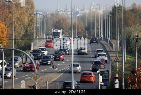 Rostock, Germania. 12 Nov 2020. Il traffico scorre sul ponte di Vorpommern. Costruita nel 1983-86, la struttura, una strada di accesso principale alla città anseatica, si piega sempre più. Se i valori di deformazione degli ultimi 10 anni vengono presi come base, il ponte ha una durata utile residua di tre o sei anni. La costruzione di sostituzione deve quindi essere completata prima di quanto previsto in precedenza. Credit: Bernd Wüstneck/dpa-Zentralbild/dpa/Alamy Live News Foto Stock