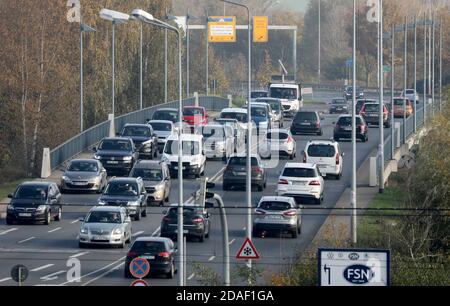 Rostock, Germania. 12 Nov 2020. Il traffico scorre sul ponte di Vorpommern. Costruita nel 1983-86, la struttura, una strada di accesso principale alla città anseatica, si piega sempre più. Se i valori di deformazione degli ultimi 10 anni vengono presi come base, il ponte ha una durata utile residua di tre o sei anni. La costruzione di sostituzione deve quindi essere completata prima di quanto previsto in precedenza. Credit: Bernd Wüstneck/dpa-Zentralbild/dpa/Alamy Live News Foto Stock