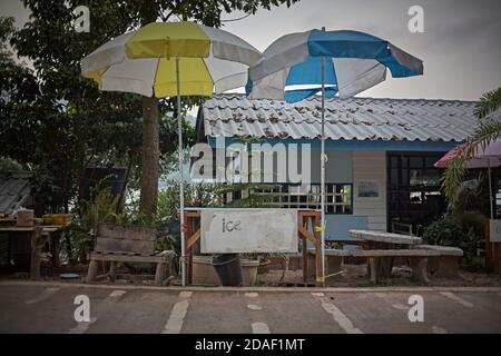 Koh Kood, Tailandia, febbraio 2009. Negozio di ghiaccio in viaggio. Foto Stock