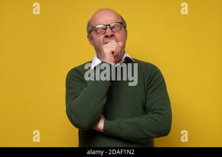 Stanco anziano che urla sensazione di stanchezza, mancanza di energia, bisogno di sonno e riposo. Foto Stock
