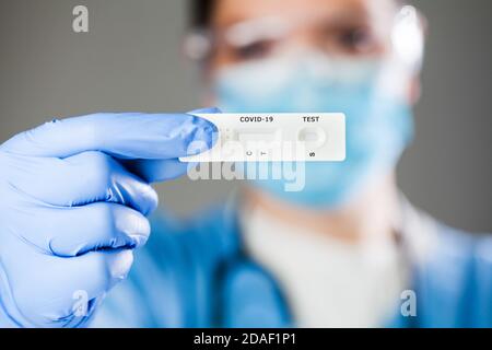 COVID-19 diagnosi della malattia virale, medico che detiene cassetta di test di Coronavirus, Rapid strep (RST) Kit, test di rilevamento rapido dell'antigene (RADT) Foto Stock