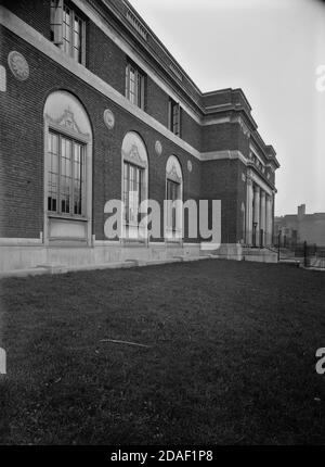 Dettaglio che mostra l'ingresso alla filiale della Biblioteca pubblica di Chicago, architetto Alfred Alschuler, circa 1923-1936. Foto Stock