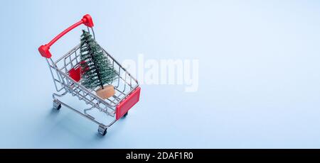 Copia su sfondo blu del carrello con abeti Concept di vendita di Natale Top view Copy space - Image Foto Stock