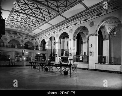 Tutto l'interno della Madison Square state Bank, guardando verso la parte posteriore, l'architetto Holabird e Roche, circa 1923-1936. Foto Stock