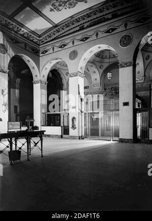 Dettaglio interno che mostra il cancello anteriore della Madison Square state Bank, l'architetto Holabird e Roche, circa 1923-1936. Foto Stock
