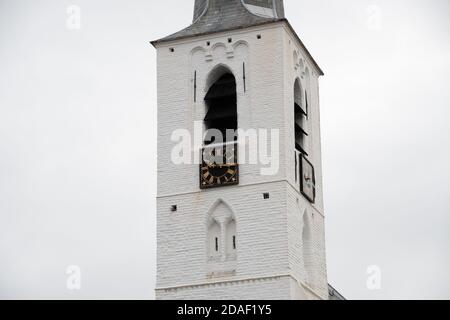 Chiesa bianca a Noordwijkerhout nei Paesi Bassi con cielo nuvoloso Foto Stock