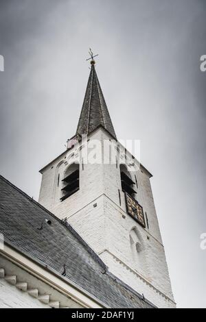 Chiesa bianca a Noordwijkerhout nei Paesi Bassi con cielo nuvoloso Foto Stock