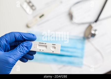 COVID-19 virus malattia controllo sanitario, Coronavirus pandemia globale crisi focolaio, Rapid Strep Kit test RST, Quick Antigen Detection Testing RADT Foto Stock