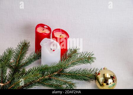 Candele, rametto in abete decorato, decorazioni natalizie, palle. Il concetto di incontrare il nuovo anno. Foto di alta qualità Foto Stock