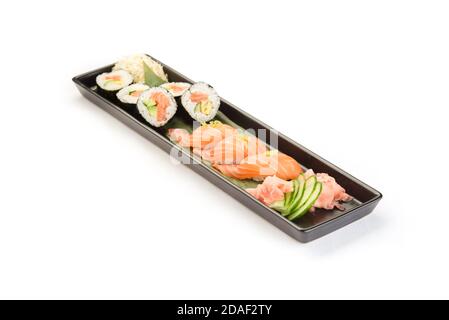 Vari tipi di sushi su sfondo bianco. Foto Stock