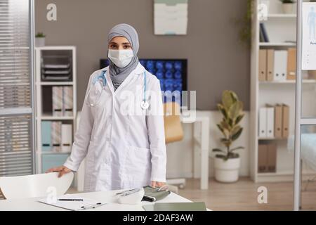Dettaglio del chip del processore con struttura chiaramente visibile e dettagli funzionali del chip Foto Stock