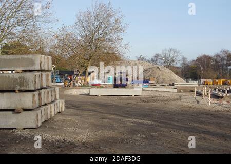 Un cantiere olandese con pali di cemento quadrati, un escavatore e un mucchio di terreno in autunno. Paesi Bassi, novembre. Foto Stock