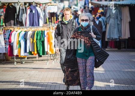 Londra, Regno Unito - 3 novembre 2020 - una donna bianca anziana che indossa una maschera mentre si acquista al mercato di Walthamstow Foto Stock