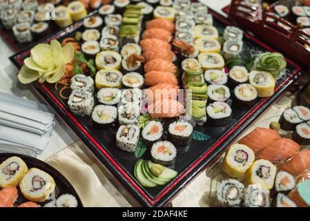 Vari tipi di sushi su un piatto Foto Stock