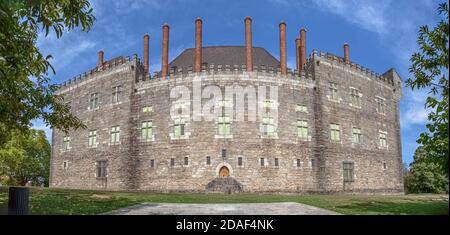 Guimaraes / Portogallo - 12 09 2020 : Vista al Palazzo dei Duchi di Braganza facciata laterale, tenuta medievale e antica residenza Foto Stock