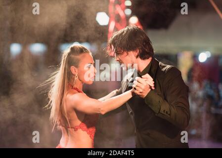 Capital Federal, Buenos Aires / Argentina; 25 gennaio 2020: Le coppie ballano il tango. Capodanno cinese, anno del Rat, a Chinatown. Foto Stock