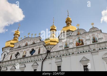 Kiev Pechersk Lavra. Cattedrale della Dormizione. Kiev. Ucraina. Cielo blu con nuvole in una giornata di sole sullo sfondo Foto Stock