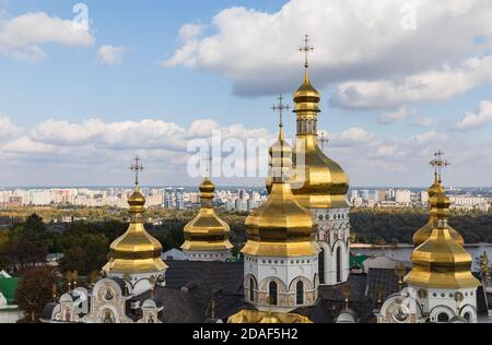 Kiev Pechersk Lavra. Cattedrale della Dormizione. Kiev. Ucraina. Alberi verdi e gialli d'autunno sullo sfondo. Fiume Dnieper e il panorama di Kiev in Foto Stock