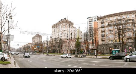 Kiev, Ucraina - 16 novembre 2019: Scena di strada a Kiev, la capitale dell'Ucraina. Khreshchatyk è la strada principale di Kiev, Ucraina Foto Stock