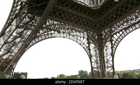 Dettaglio Torre Eiffel con tutti i tralicci visti dal basso Foto Stock