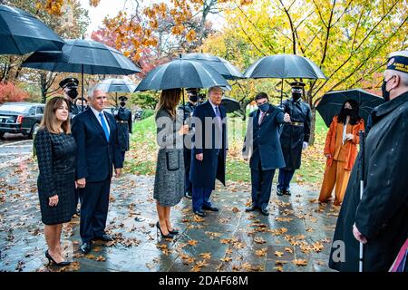 Arlington, Stati Uniti d'America. 11 novembre 2020. Il presidente degli Stati Uniti Donald Trump, a destra, con First Lady Melania Trump, il vicepresidente Mike Pence e Karen Pence arrivano al cimitero nazionale di Arlington il 11 novembre 2020 ad Arlington, Virginia. Trump, insieme al Vice Presidente Mike Pence, ha partecipato alle Veterans Day Observances annuali. Credito: Elizabeth Fraser/U.S.A. Army Photo/Alamy Live News Foto Stock