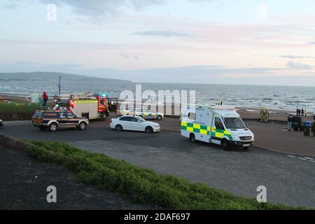 Servizi di emergenza a Prestwick Seafront a seguito di un rapporto di qualcuno in acqua, Multi-agenzia risultato che coinvolgono Scottish Fire & Rescue, HM Coastaguard, polizia Scozia, Scottish Ambuance Service Foto Stock